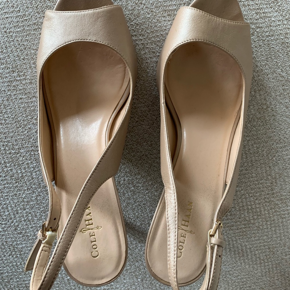 COLE HAAN size 9 peep toe 3.5” heels.Excellent condition.Cream color leather.